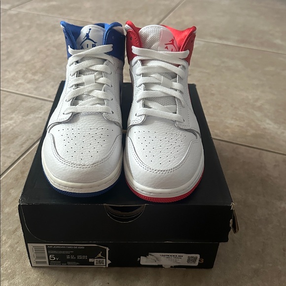 Jordan 1 Mid SE - Picture 2 of 5